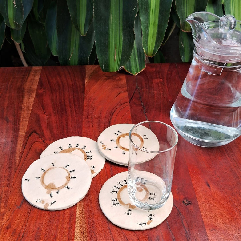 Onderzetters van papier-maché-Koffiegekleurde mieren