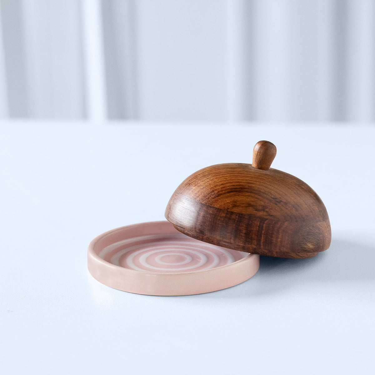 Keramische botervloot met mangohouten deksel – Blush Stripe Boterhouder voor moderne keukeninrichting