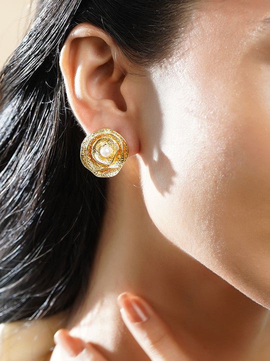 Goudkleurige botanische studs – Fashion oorbellen – Verguld met parels