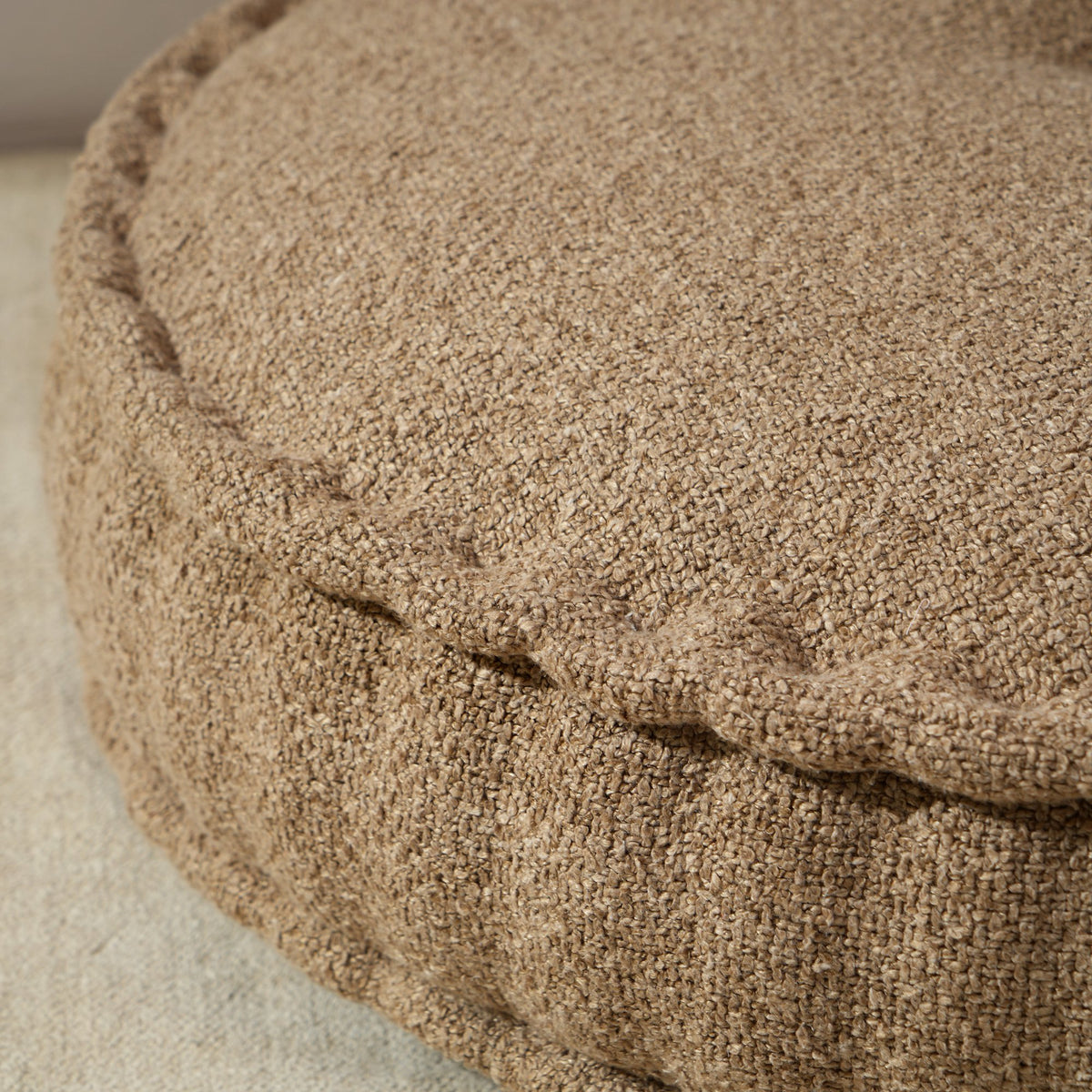Beige gestoffeerde vloerbank – moderne lounge