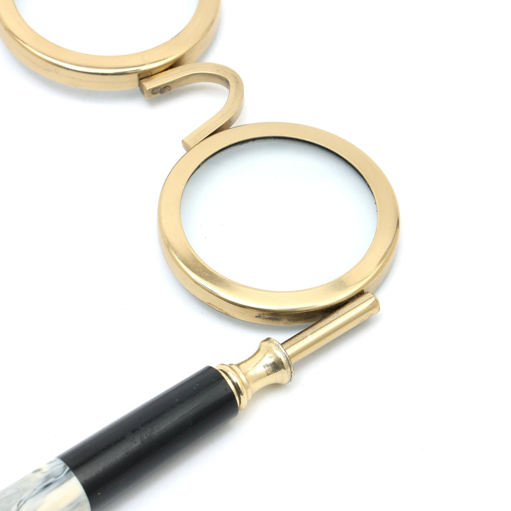 Klassiek vergrootglas met dubbele kijker en marmeren handvat