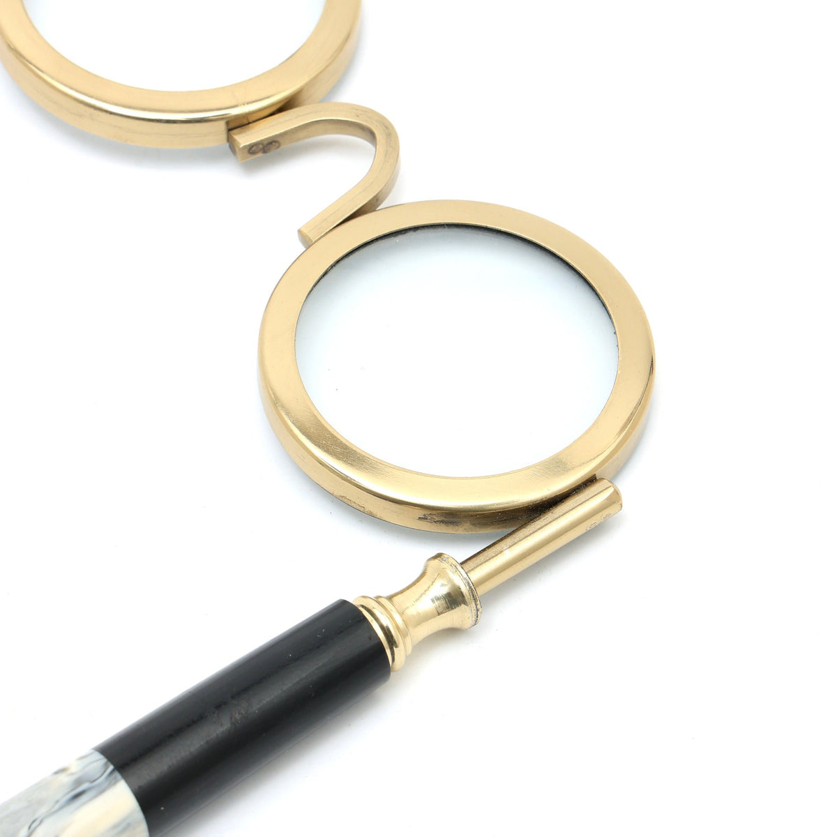 Klassiek vergrootglas met dubbele kijker en marmeren handvat