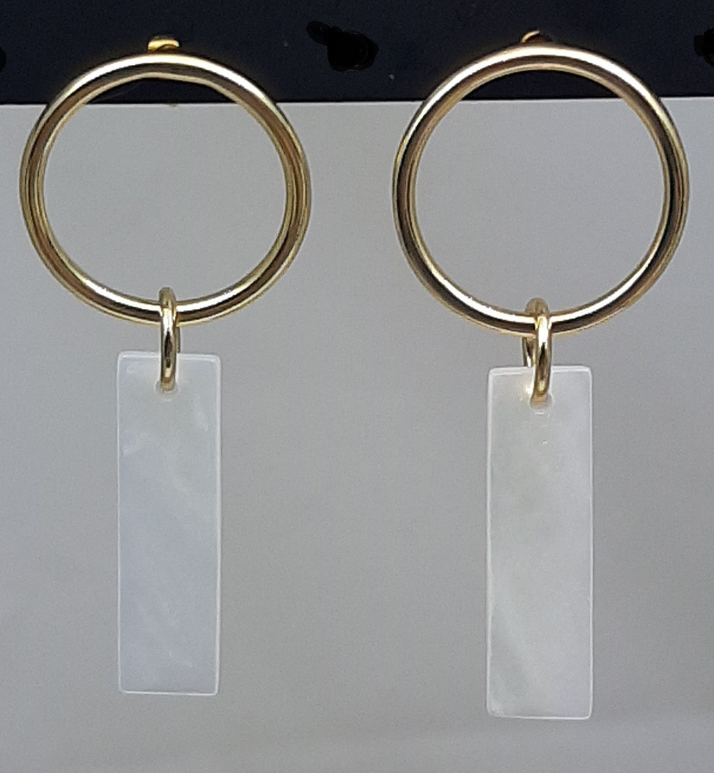 Ronde oorbel met schelp hanger