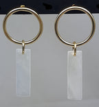Ronde oorbel met schelp hanger
