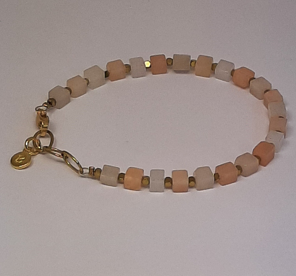 Baixa armband white peach 24k gold plated