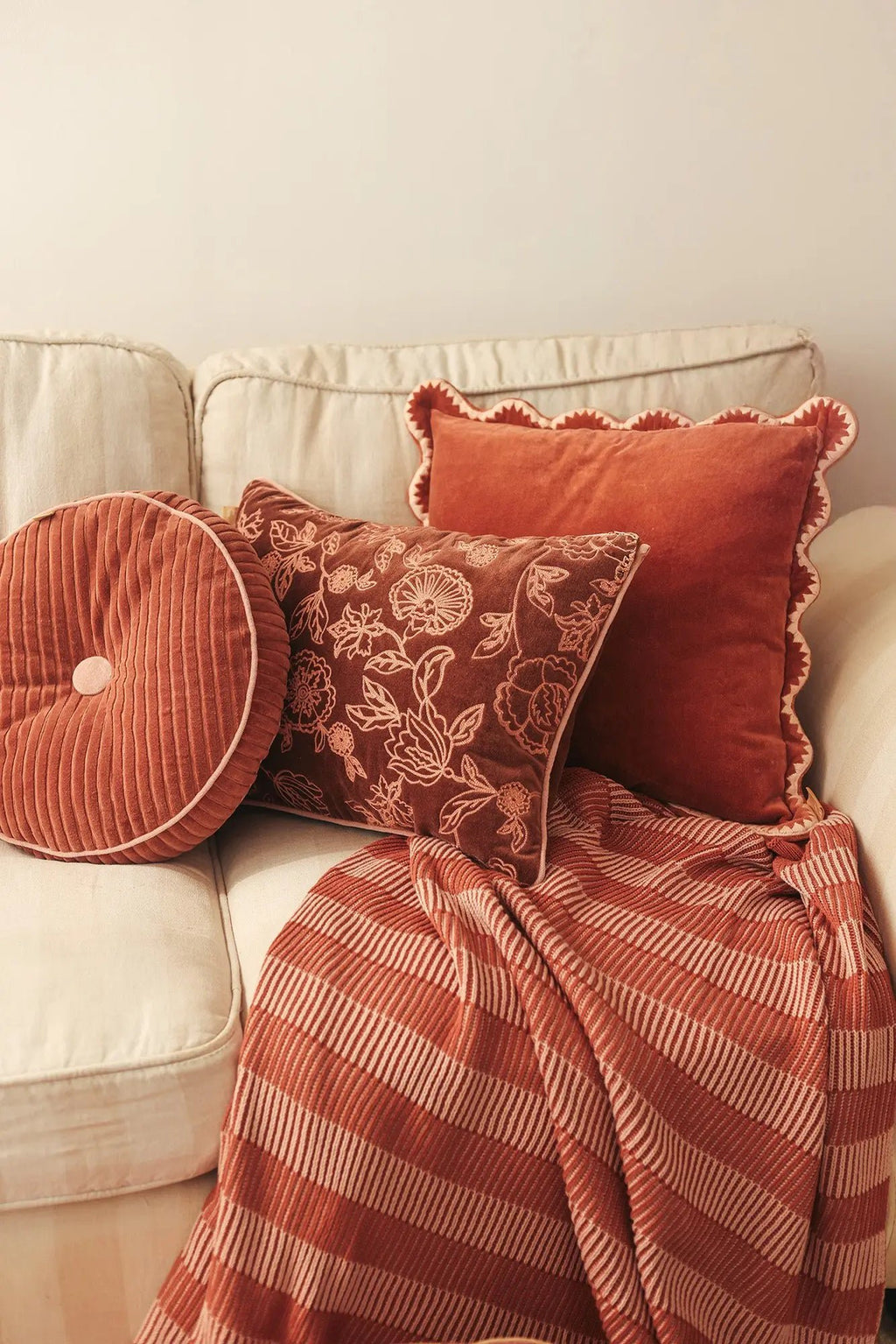 Kussenhoes | Rosabelle Chintz Berry kussenhoes van Sanctuary Living