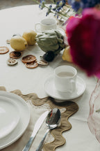 Gisèle Scallop Placemat met geborduurd detail