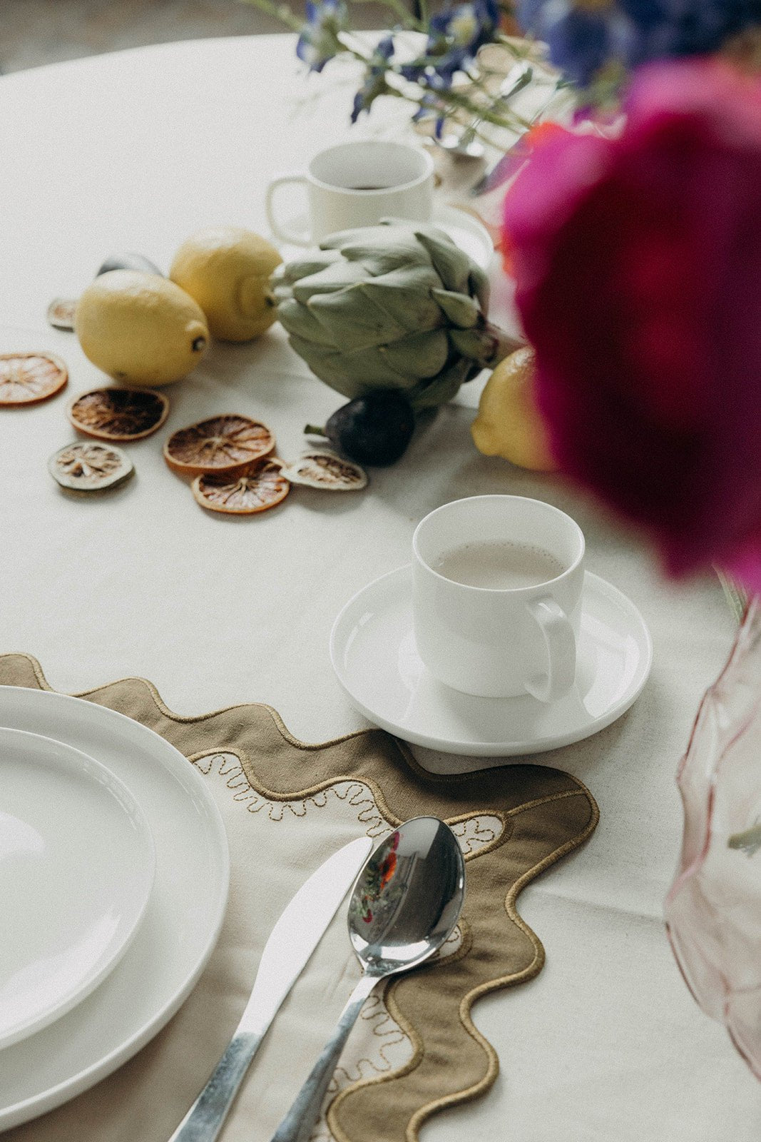Gisèle Scallop Placemat met geborduurd detail