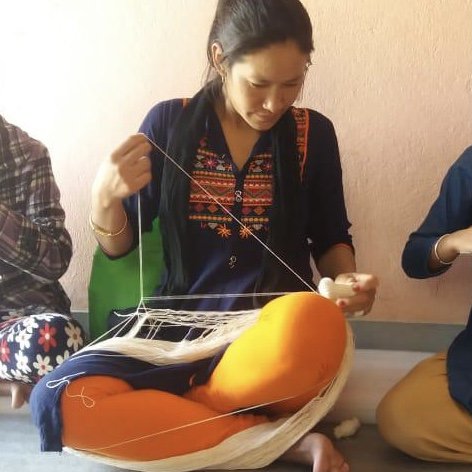 Luna-Leena mand hoog met gebroken witte strepen - jute & katoen - H30cm - hand gehaakt in Nepal