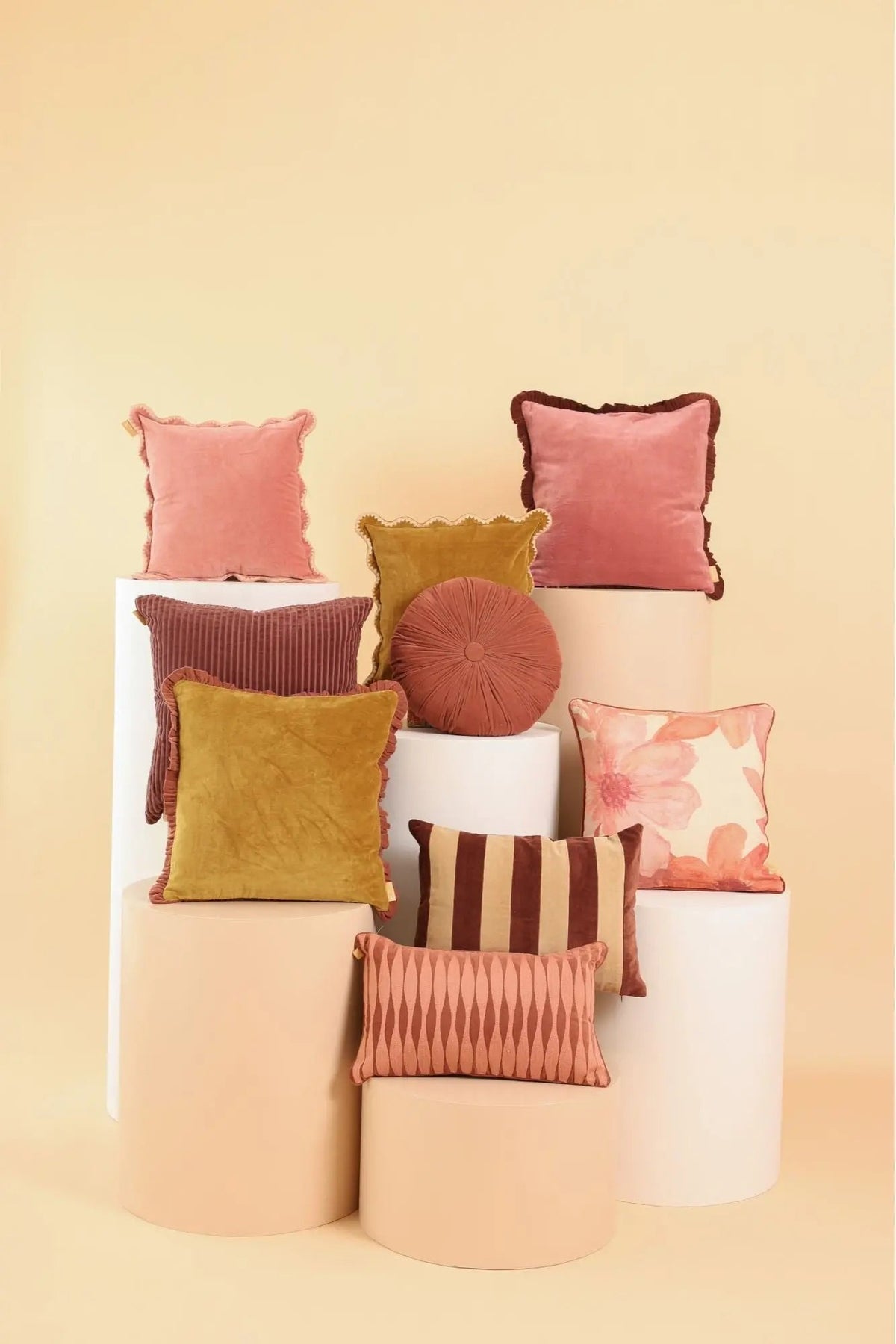Kussen | Knuffel rabarber fluwelen rond kussen van Sanctuary Living