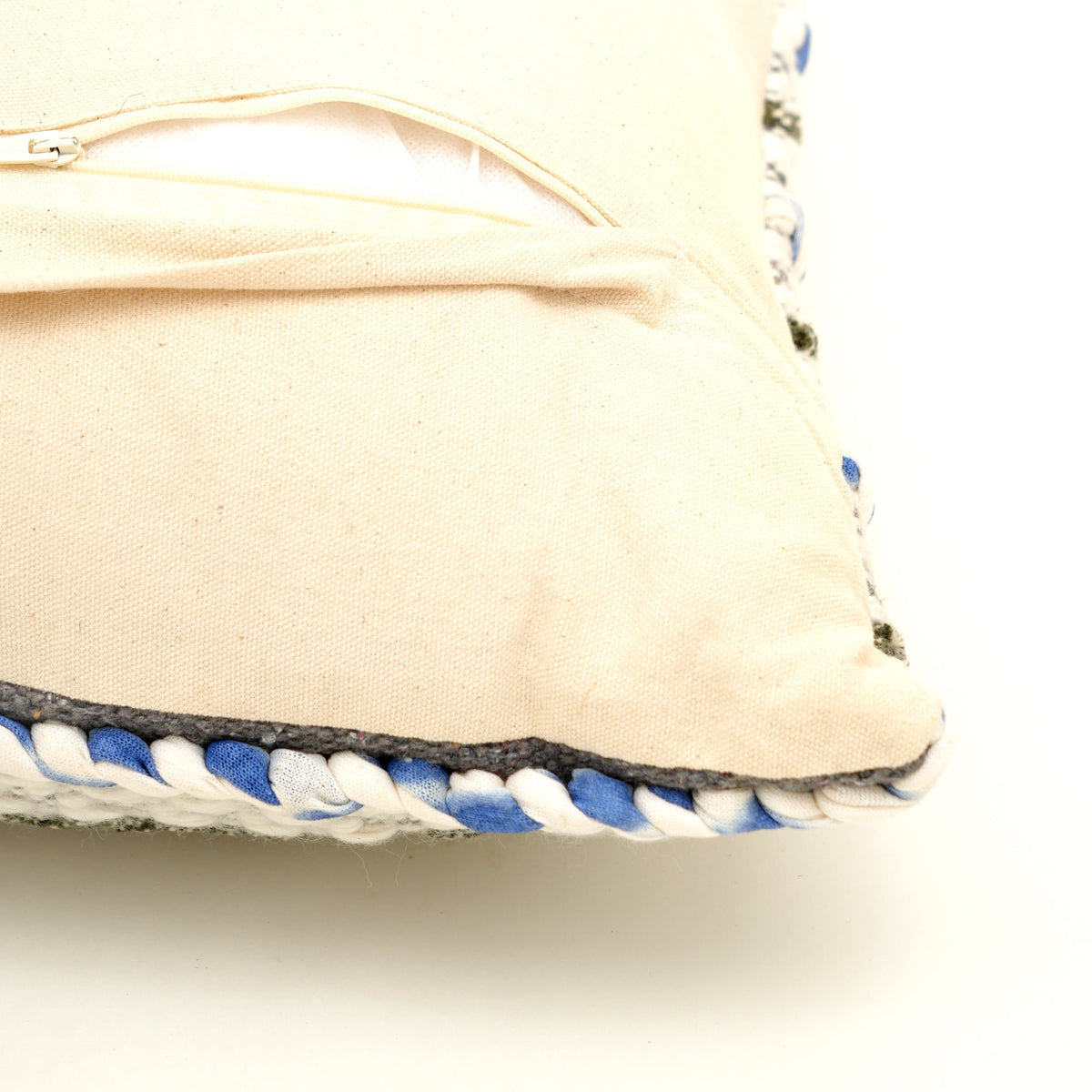 Ivoorkleurig en blauw getextureerd kussen met vulling – handgeweven ontwerp