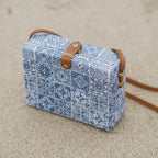 Rotan blauwe tegels en witte synthetische crossbodytas