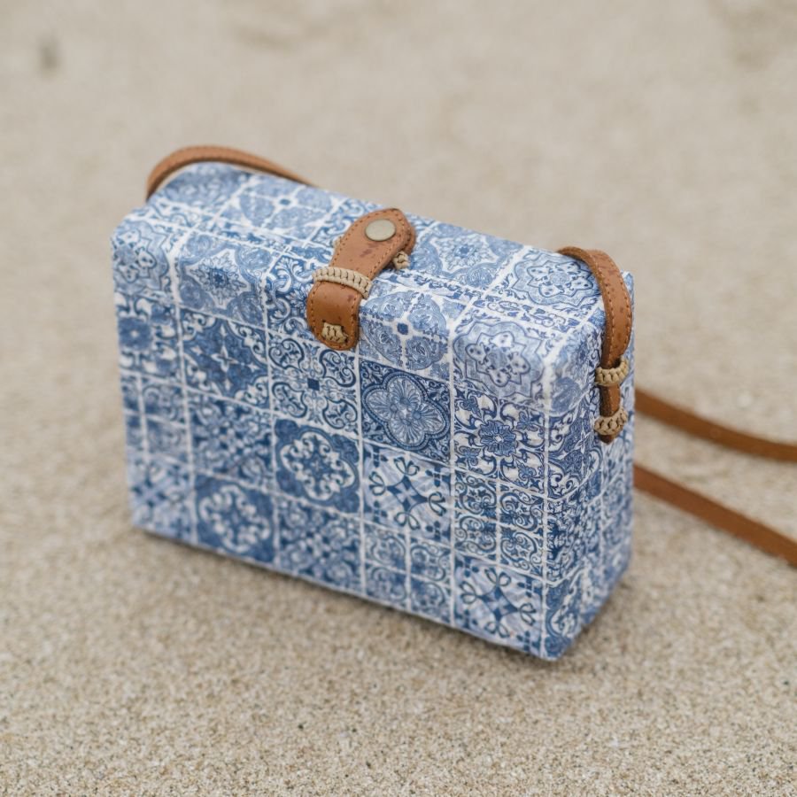Rotan blauwe tegels en witte synthetische crossbodytas