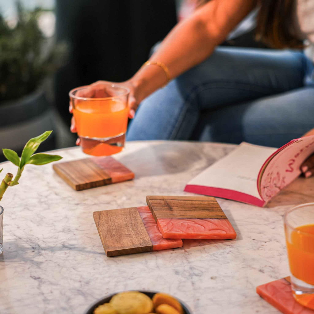 Blush Tide Coaster Set – Onderzetters – Acaciahout en hars – Unieke houtnerf – Set van 4