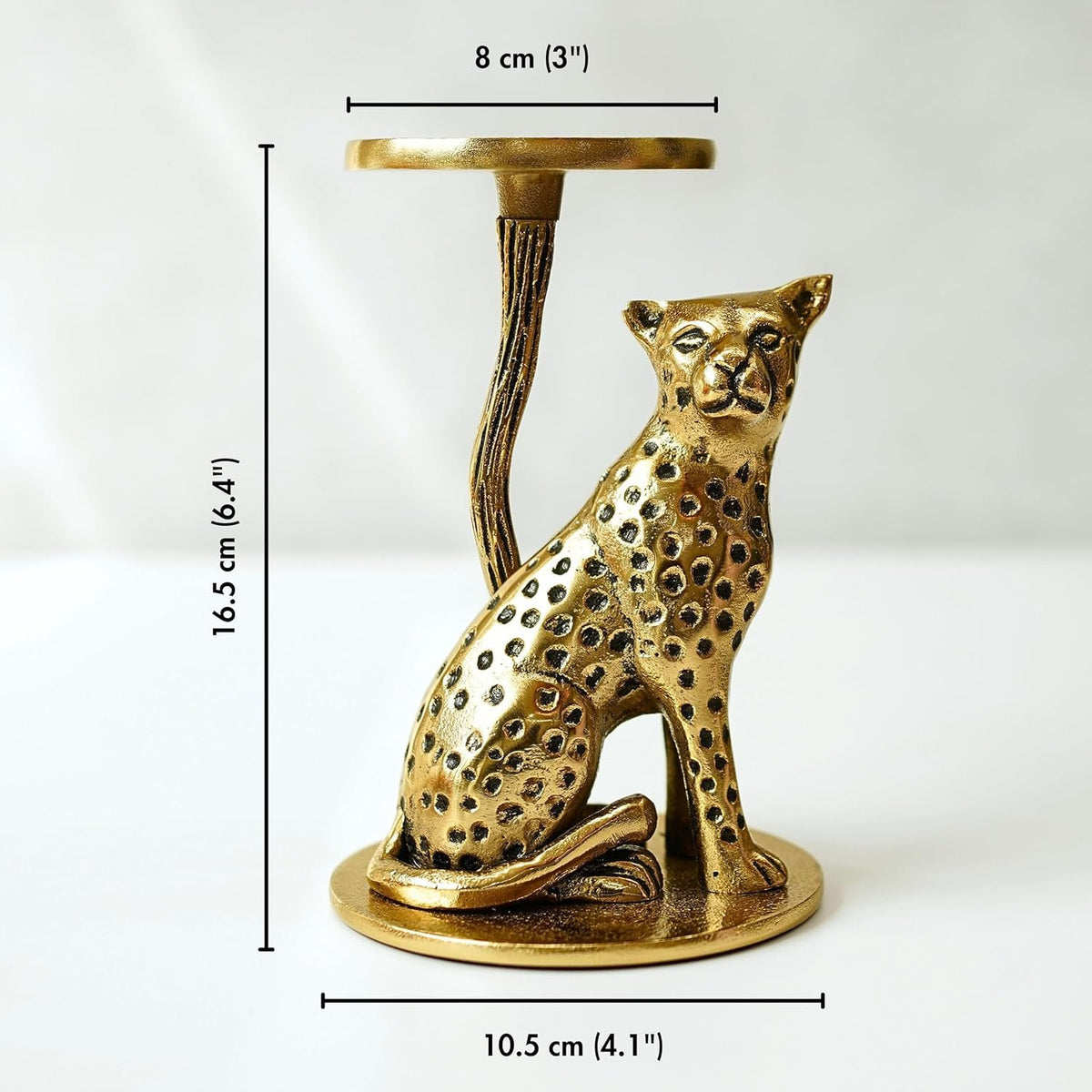 Staande kaarshouder – aluminium messing afwerking Jaguar – H 16,5 cm tafelbladdecor