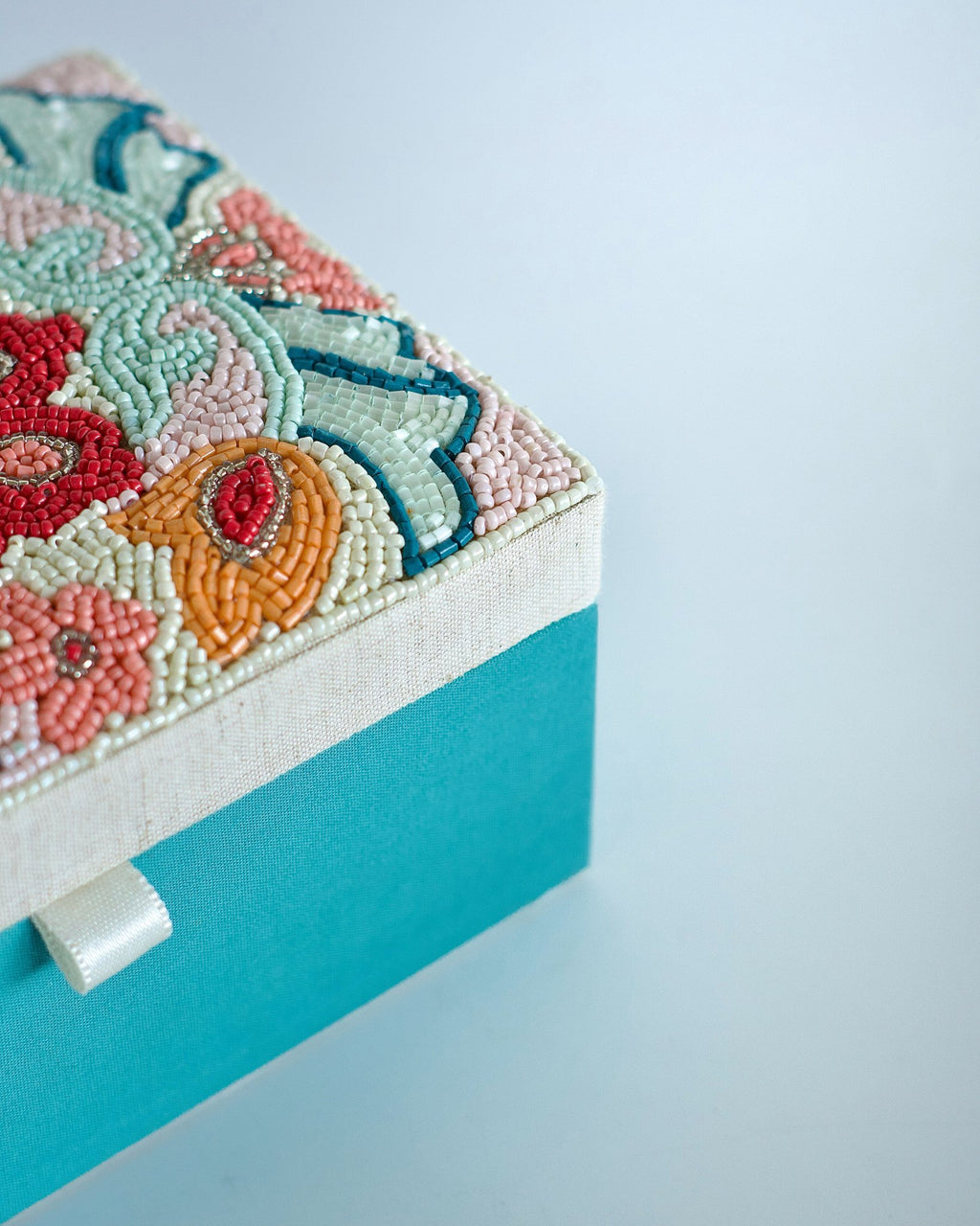 MDF Geborduurde Sieradendoos Met Bloemenkralen - 7x5x3 Inch