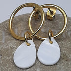 Ronde oorbel met schelp hanger