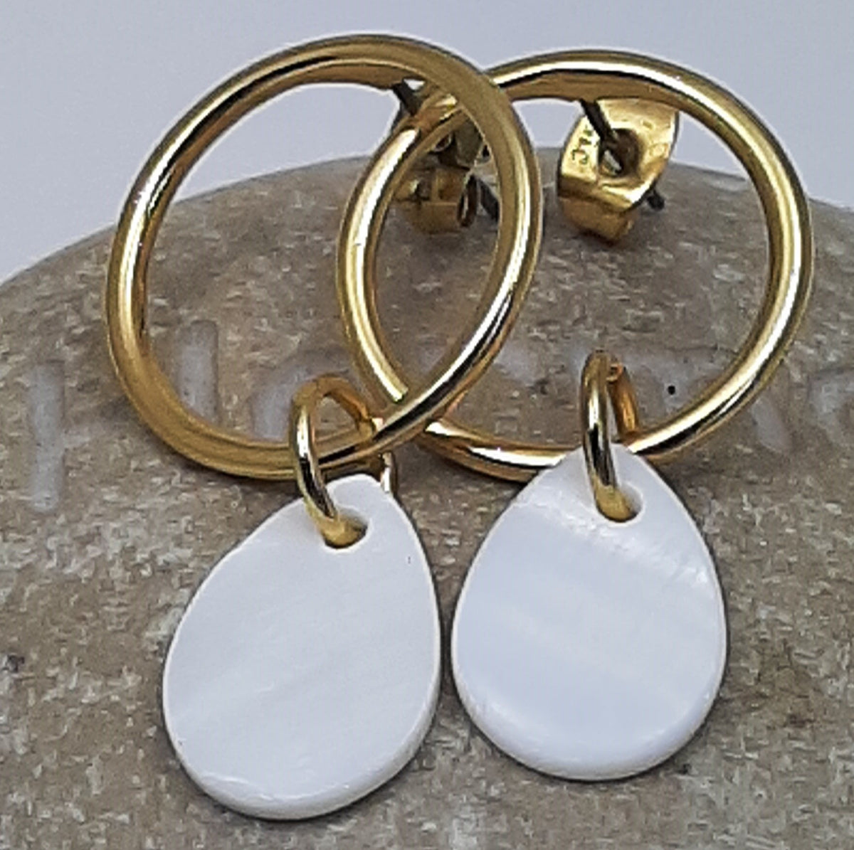 Ronde oorbel met schelp hanger