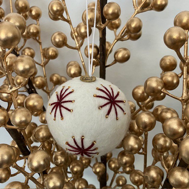 Luna-Leena kerstbal ornament - bordeaux rode sterren - wol - handgemaakt in Nepal