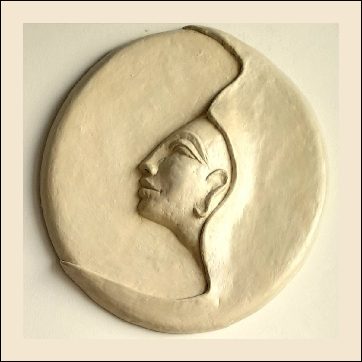 Wandbord van papier-maché-damegezicht