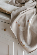 Gebreide katoenen babydeken, beige ganzen