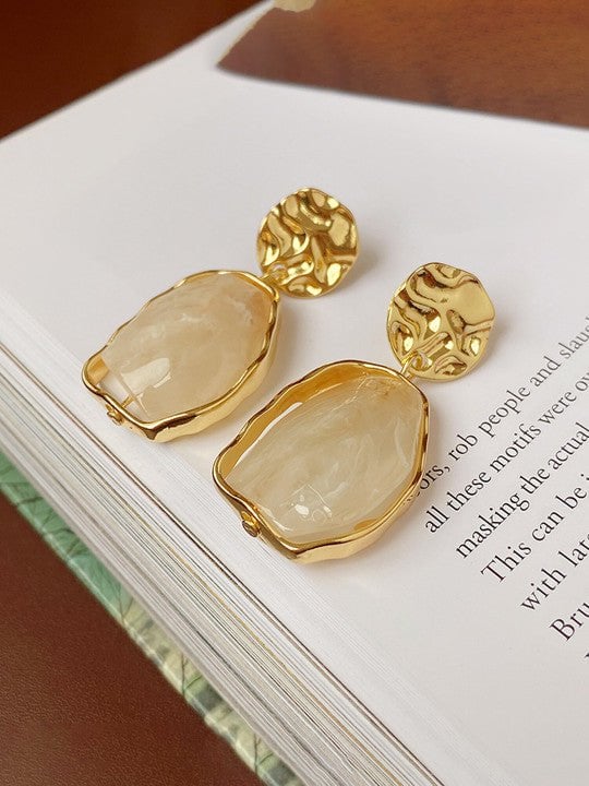 Moderne Dangler-oorbellen – vergulde afwerking – strak wit ontwerp