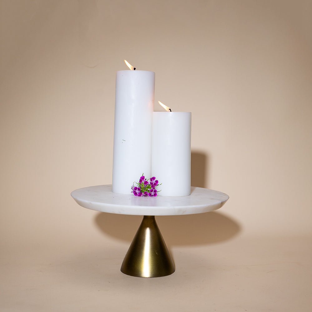 Wit marmeren taartplateau met gouden voet