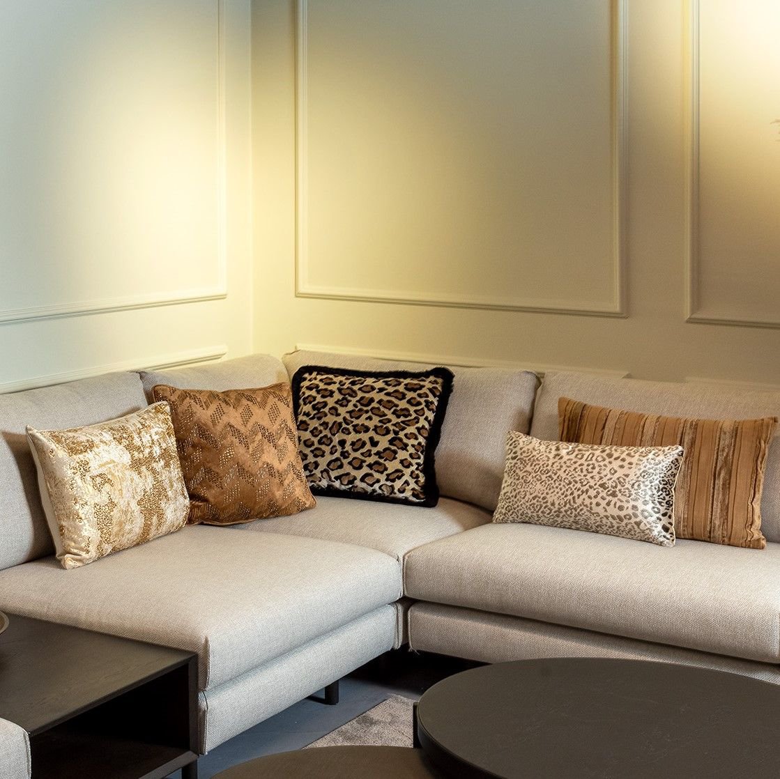 Evita | Kussen | 45x45 cm puimsteen | Beige | Velvet | Panther Print | Hoii | Met luxe binnenkussen