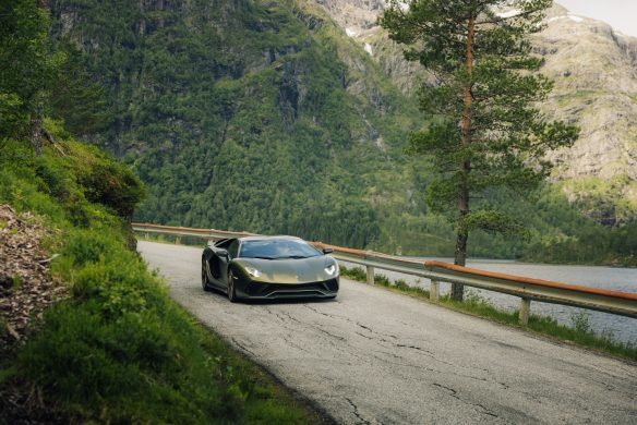 Grenzeloos. Supercar Noorwegen Tours (Engels)