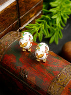 Wit vergulde getextureerde studs – oorknopjes – kunststenen en hendel aan de achterkant – 2 cm