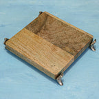 Shilp Multifunctionele Onderzetter – Handgemaakte Acaciahout & Ijzeren Standaard – 20x20x5 cm
