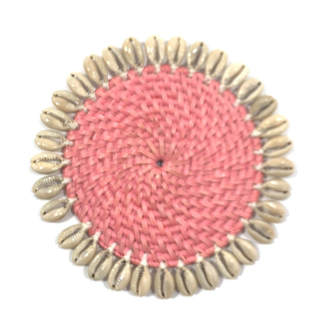 Rotan onderzetter met kauri schelpen