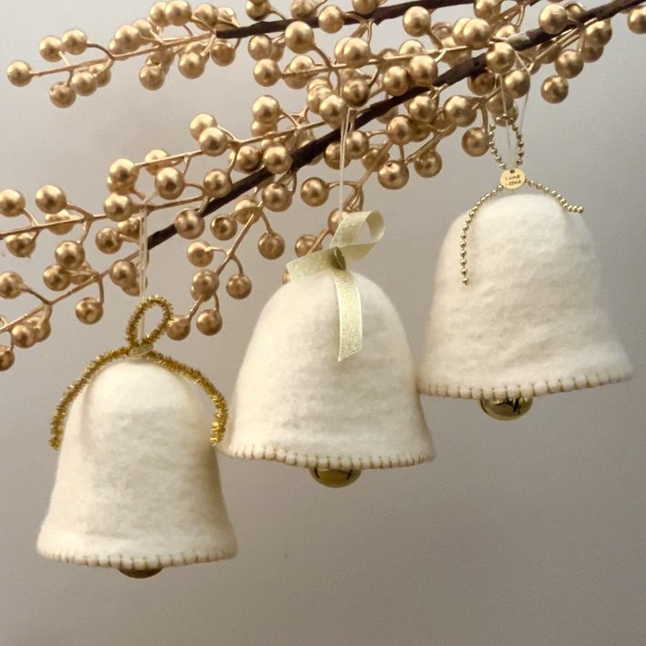 Luna-Leena kerstklokken (set 3) ornamenten - gebroken wit & goud - wol - handgemaakt in Nepal