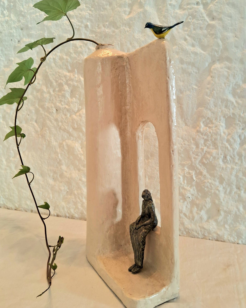 Sculpturale vaas van papier-maché, waarin kunst vorm krijgt en een doel vorm krijgt