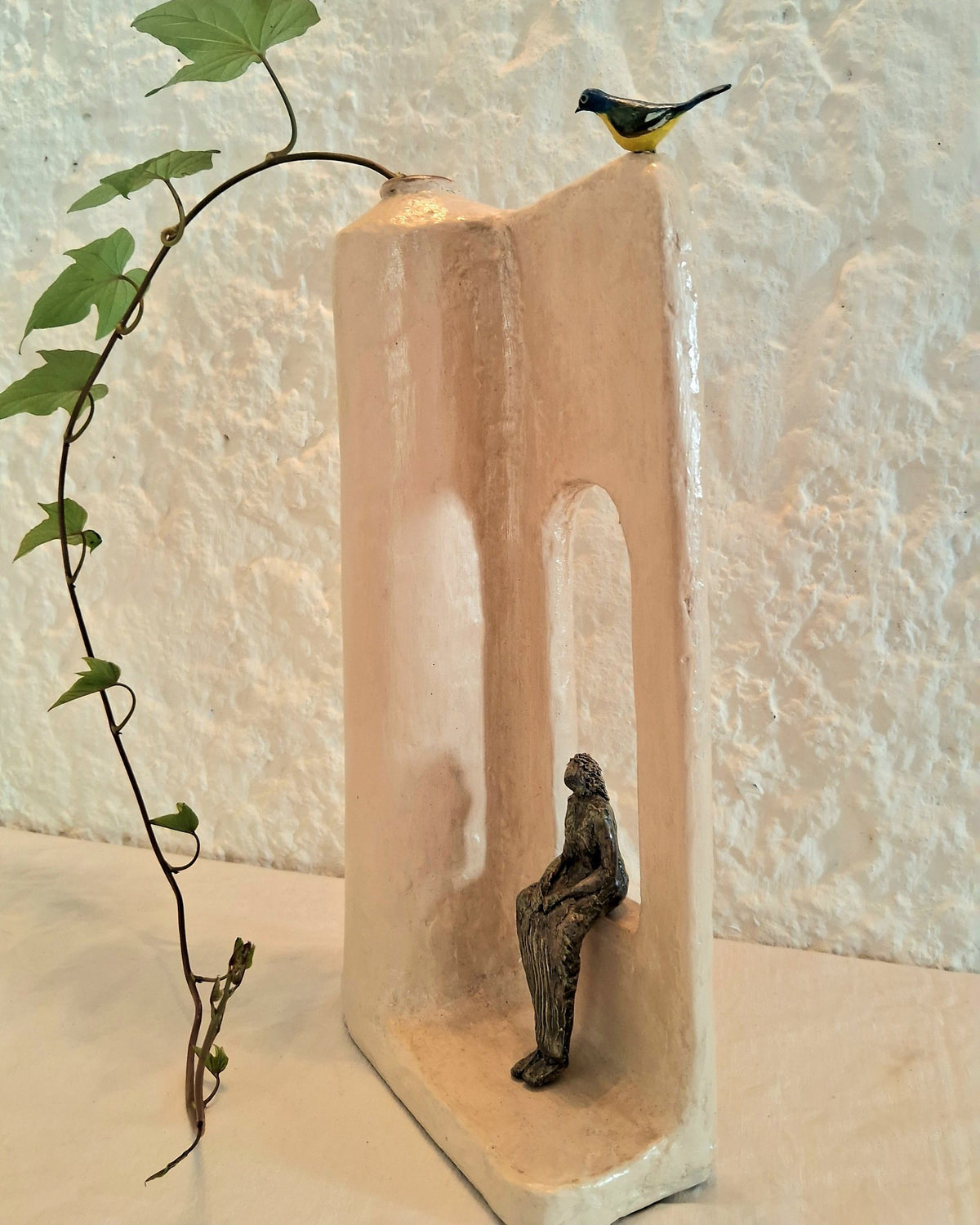 Sculpturale vaas van papier-maché, waarin kunst vorm krijgt en een doel vorm krijgt