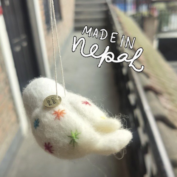 Luna-Leena vogel hangend ornament - veelkleurige sterren - wol - handgemaakt in Nepal