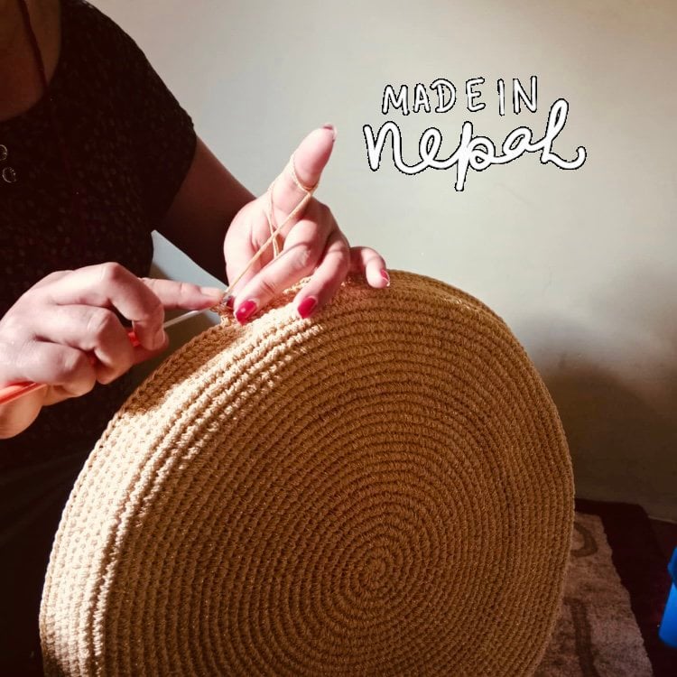 Luna-Leena lage ronde poef/zitkussen - geel goud - lurex, biologisch katoen en foam - hand gehaakt in Nepal
