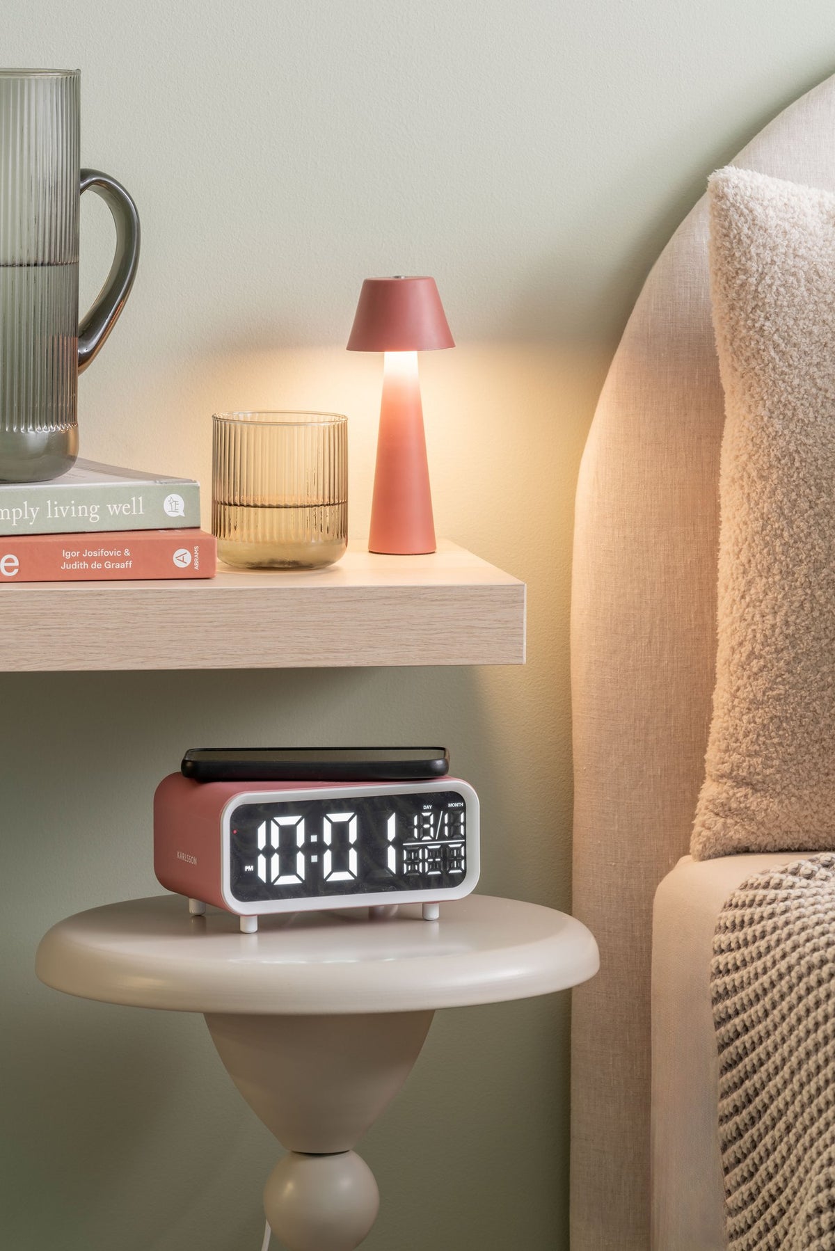 Wekker met dikke LED en telefoonoplader