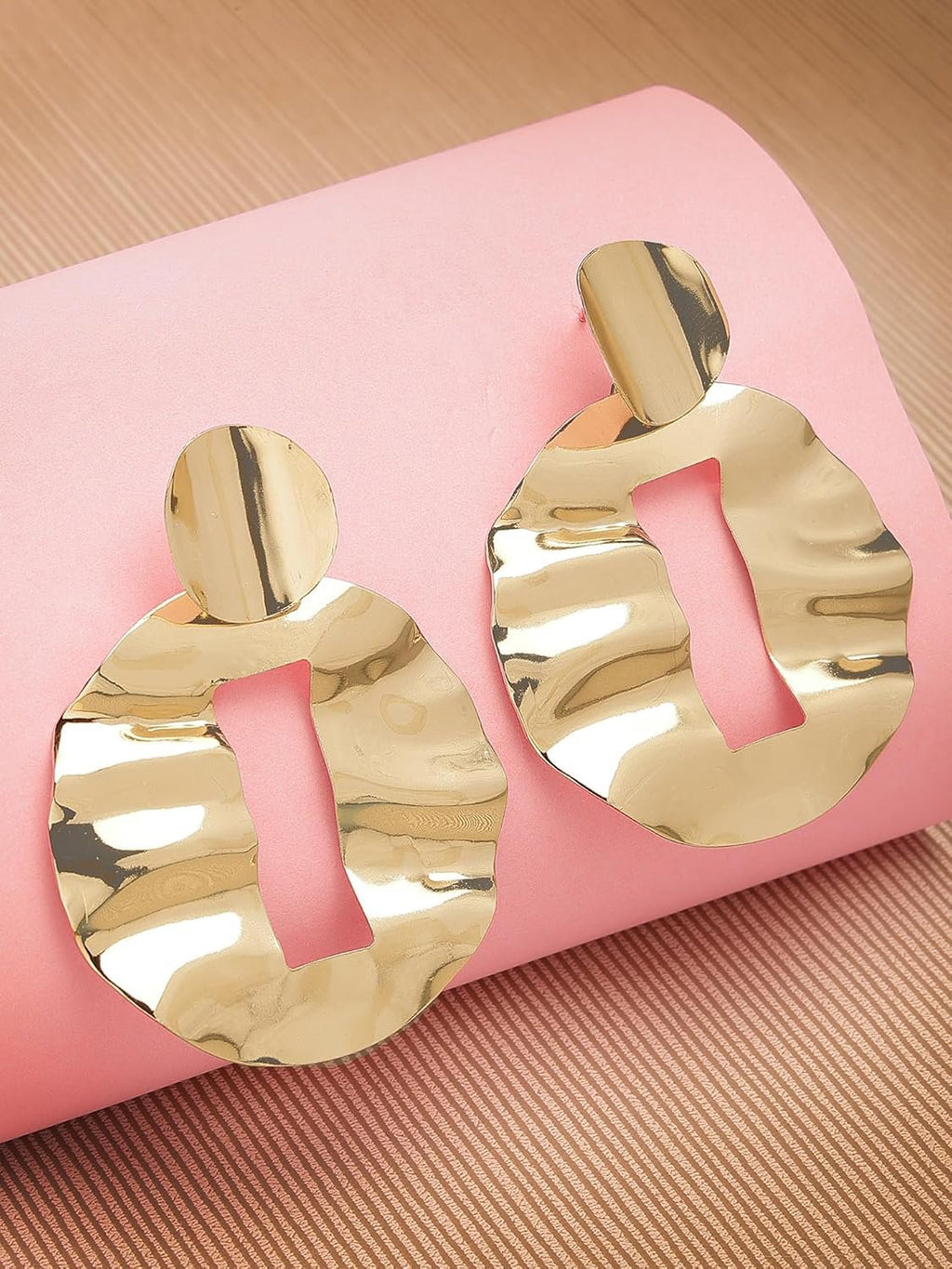 Dangler-oorbellen – mode-sieraden – verguld gehamerd ontwerp – retailverpakking