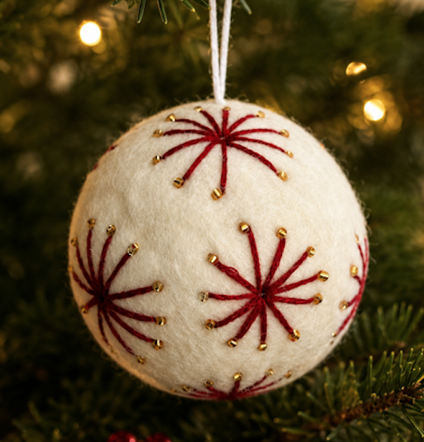 Luna-Leena kerstbal ornament - bordeaux rode sterren - wol - handgemaakt in Nepal