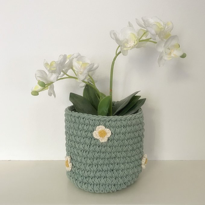 Luna-Leena mand zeegroen met biologische bloemen - H13x12øcm - dik katoen - hand gehaakt in Nepal