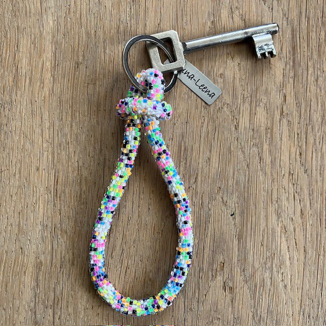 Luna-Leena kralenarmband sleutelhanger rol 'fluor' - multi glaskralen - volwassen - hand gehaakt in Nepal