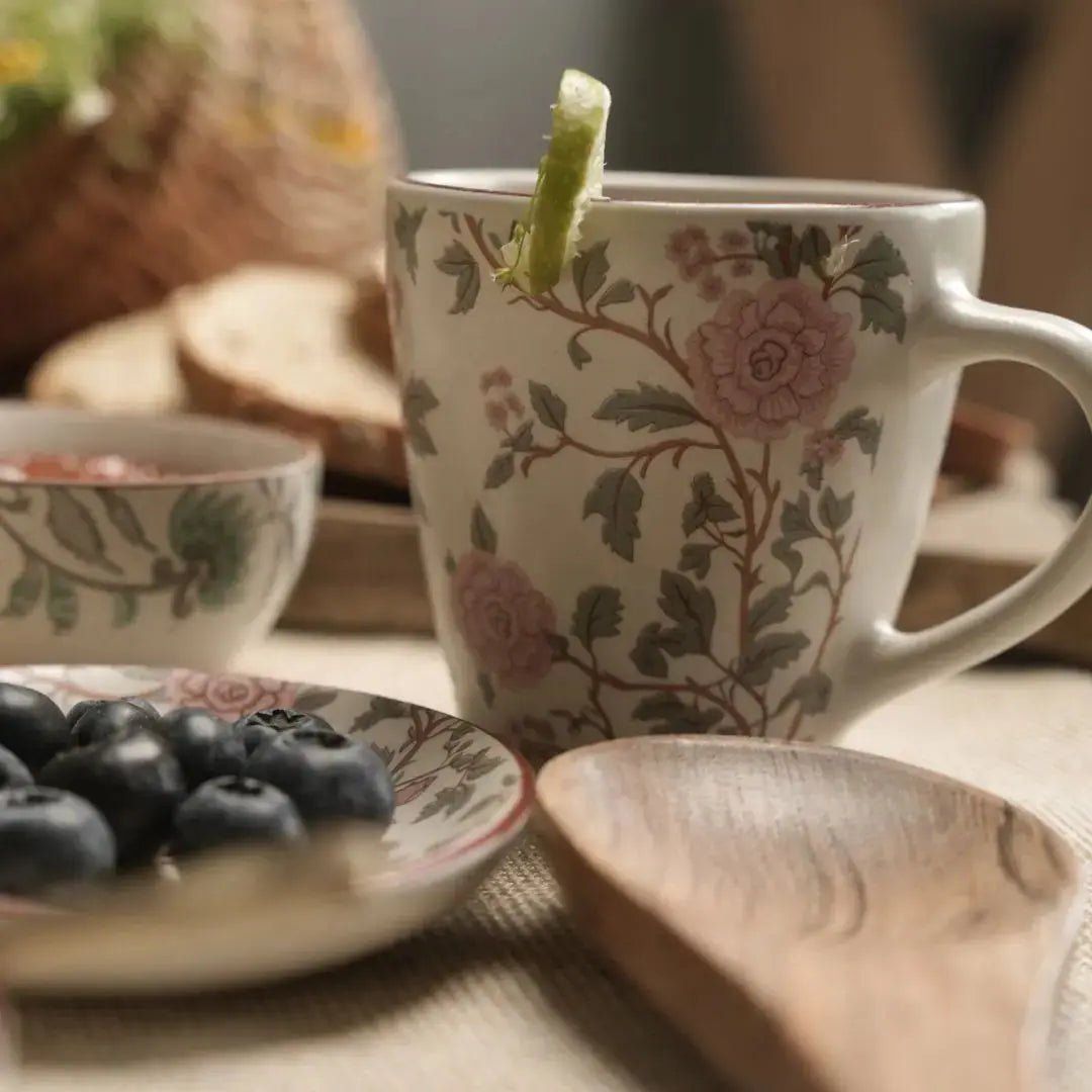 Handgemaakte steengoed koffiemok - pioenroosontwerp
