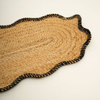 Jute gevlochten tafelloper – houtskool – natuurlijk eetdecor