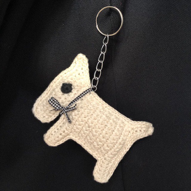 Luna-Leena sleutelhanger hond Bobby gebroken wit - tasbedel - biologisch katoen - hand gehaakt in Nepal