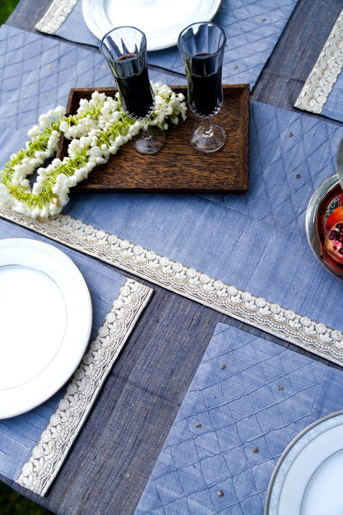 Dupion Zijden Handgeborduurde Tafelloper Met 6 Placemats - Blauw