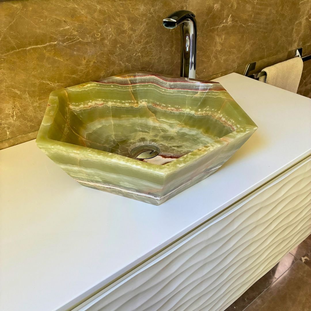 Stenen wastafel in groene Onyx