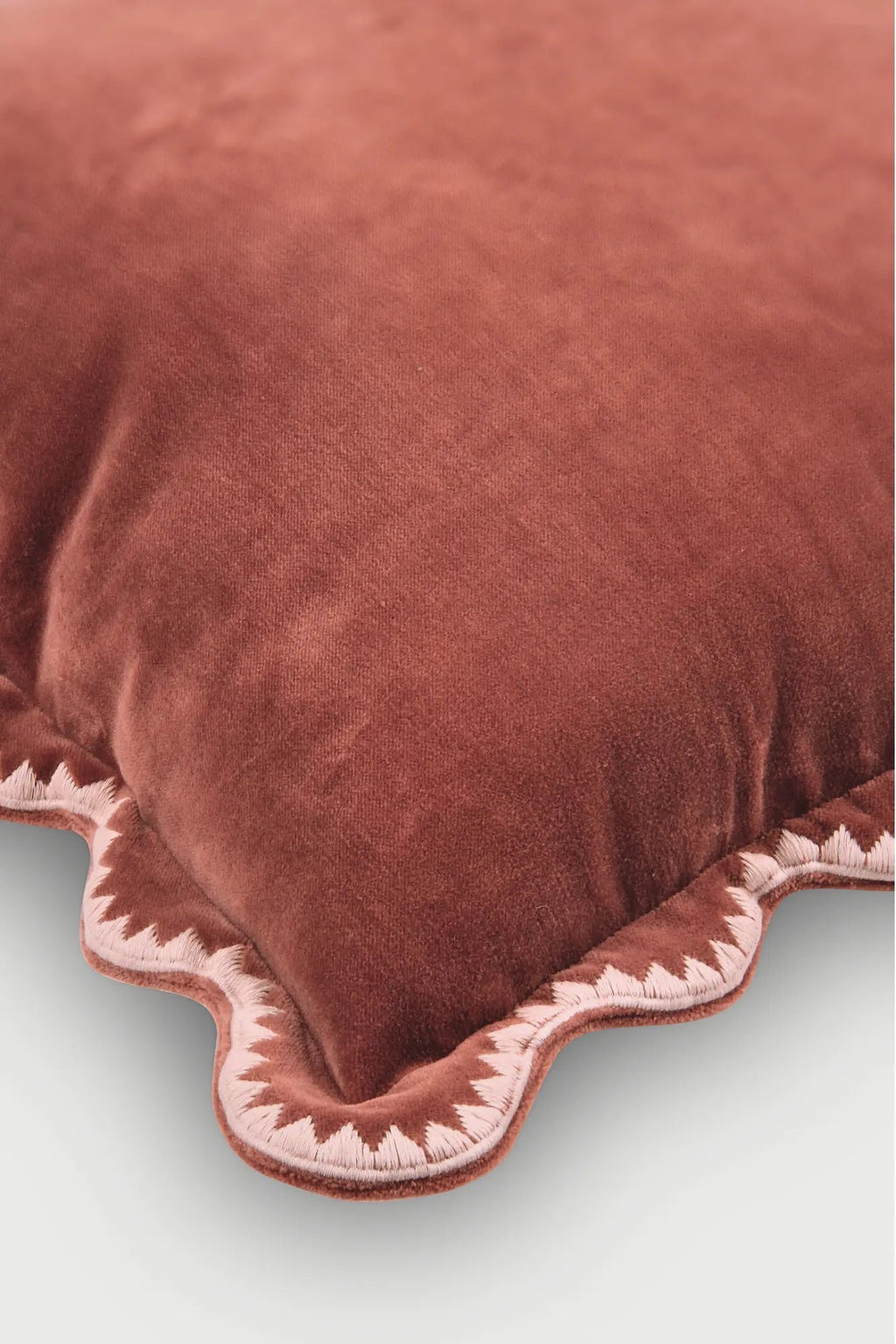 Kussenhoes | Mirage Scallop Rabarber kussenhoes van Sanctuary Living