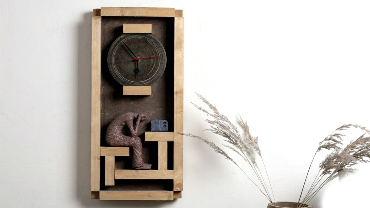 Papier-maché wandklok-radioluisteraar