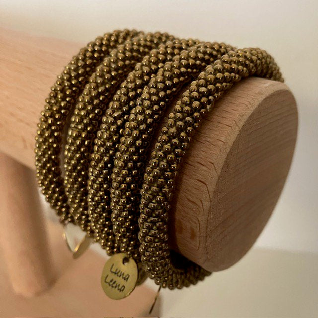 Luna-Leena kralenarmband op rol - gouden glaskralen - volwassen - hand gehaakt in Nepal